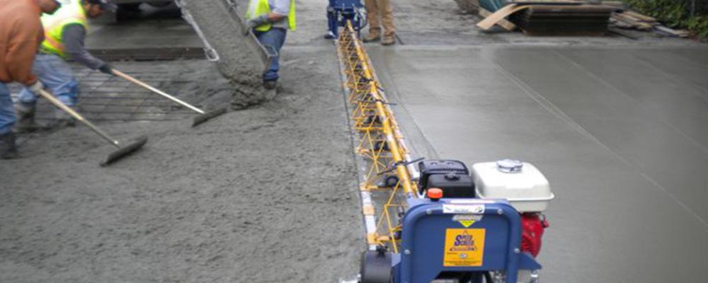 Concrete finishing screeds